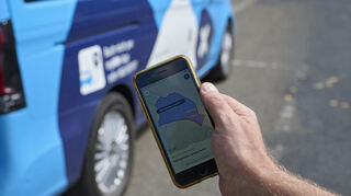 Fahrten mit der Flexline müssen telefonisch oder per Smartphone-App vorab gebucht werden.