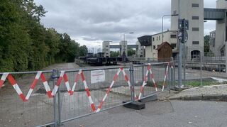 Die Zufahrt zur Schleuse am Neckarplatt ist gesperrt, nur die Verbindung zur Feudenheimer Straße frei.