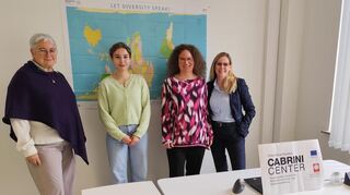 In den neuen Räumen des Cabrini-Centers in E 2, 1-3 v.l.: Regina Hertlein, Vorstandsvorsitzende Caritasverband Mannheim, Kateryna Karasova, Psychologin und Mitarbeiterin Cabrini-Center, Johanna Roth, Leiterin Cabrini-Center und Stefanie Paul, Leiterin Abteilung Arbeit – Migration – Soziales des Caritasverbands.