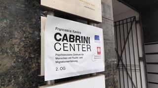 Noch ist das Schild in den Quadraten in Mannheim provisorisch: Doch bald geht im Francesca Xaviera Cabrini-Center die Beratung traumatisierter Geflüchteter los.