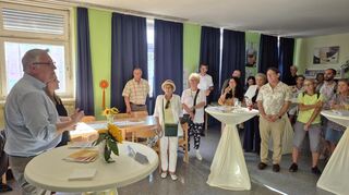 Thorsten Riehle begrüßt die Besucher bei der Eröffnungsfeier im Begegnungsraum.