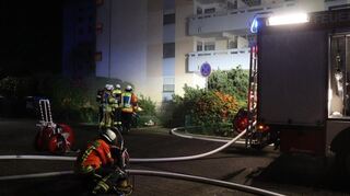 Ein Kellerbrand in der Ketscher Drückerstraße macht einen Einsatz der Feuerwehr nötig. 62 Menschen müssen das Hochhaus verlassen.