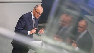Der Kanzler verteidigt im Bundestag seinen Reformkurs.