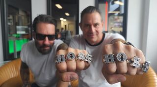 Alec Völkel und Sascha Vollmer von The BossHoss bei ihrem Besuch in Mannheim: Nach 20 Jahren ist jetzt ihr Jubiläumsalbum "Back to the Boots" erschienen.