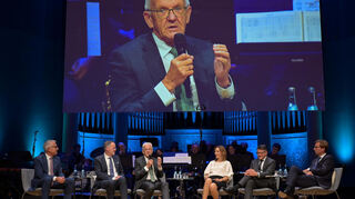 Podiumsdiskussion zu 20 Jahre Metropolregion Rhein-Neckar im Mannheimer Rosengarten: Landrat Stefan Dallinger, Innenminister Michael Ebling (Rheinland-Pfalz), Ministerpräsident Winfried Kretschmann (Baden-Württemberg), Moderatorin Daniela Bublitz, Ministerpräsident Boris Rhein (Hessen) und Uwe Schroeder-Wildberg, Vorstandsvorsitzender des Vereins Zukunft Metropolregion Rhein-Neckar.
