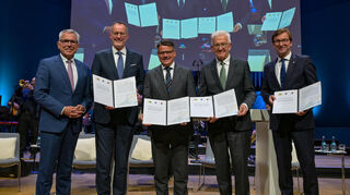 Präsentieren die neue Kooperationsvereinbarung (v.l.): Landrat Stefan Dallinger, Innenminister Michael Ebling (Rheinland-Pfalz), Ministerpräsident Boris Rhein (Hessen), Ministerpräsident Winfried Kretschmann (Baden-Württemberg) und Uwe Schroeder-Wildberg, Vorstandsvorsitzender des Vereins Zukunft Metropolregion Rhein-Neckar.