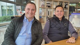 VfR-Präsident Boris Scheuermann (li.) und Stephan Pfitzenmeier sehen das Oberliga-Team des Traditionsvereins auf Kurs.