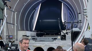 Die Eröffnung der Hyperloop-Teststrecke im Juli 2023 bei München. Bayerns Ministerpräsident Markus Söder (CSU) gibt im Vordergrund Interviews.