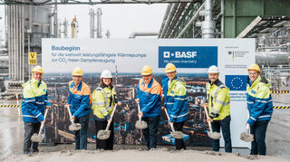 Neben dem Steamcracker im BASF-Stammwerk wird eine der weltweit größten industriellen Wärmepumpen gebaut. Das Bild zeigt Vertreter von BASF, Partner GIG Karasek und des Wirtschaftsministeriums beim Spatenstich.