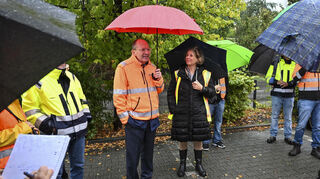 Oberbürgermeister Christian Specht (l.) und Diana Pretzell (r.) betonen, wie wichtig die BBC-Brücke als Hauptverkehrsader ist.