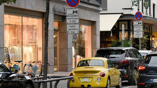 Auch dieser Parkplatz hinter der Baumscheibe, auf dem das gelbe Auto steht, soll wegfallen.