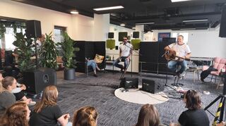 The BossHoss geben ein kleines Konzert bei Radio Regenbogen.