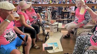Mit dem Flieger von Mannheim nach Malle: Mannheimer Seniorengruppe der Schönauer Tagespflege Lebensort Schönau reist nach Mallorca und feiert im Megapark in der VIP-Lounge. Auch ans Meer ging es am Tag noch.