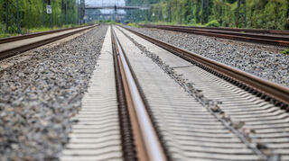 Gleise der Deutschen Bahn verlaufen im Düsseldorfer Norden. (Symbolbild)