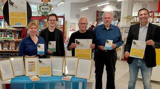 Christine Kanold (Leitung Stadtbücherei, l.) und Roland Kirsch (Projektbetreuer, 2. r.) rufen zur Teilnahme am sechsten Lampertheimer Schreibwettbewerb auf.