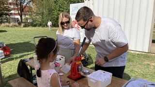 Nikoleta Dansarli und Jakob Jost vom Kinderhaus „Die kleinen Stromer“ zeigten, wie man Buttons herstellt.