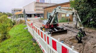 Im Energieverbund mit der neuen Sporthalle, der gerade vorbereitet wird, sinken die Betriebskosten im nahegelegenen Freibad nach der Sanierung.