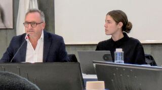 Der erfahrene Bäderplaner Matthias Marhöfer und Büromitarbeiterin Schimmelbauer bei der Präsentation ihres Vorschlags am Mittwochabend im Ladenburger Gemeinderat.