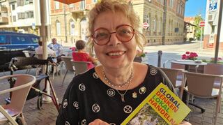 Hansi Weber, die Vorsitzende der Lokalen Agenda 21 Mannheim-Neckarau, mit dem neuen Flyer.