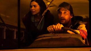 America Ferrera und Matthew McConaughey in "The Lost Bus".