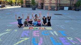 Buntes Treiben auf dem Apostelplatz: Viele Kinder beteiligten sich mit Kreidebildern an der Aktion im Rahmen des „Bunten Herbstes“.