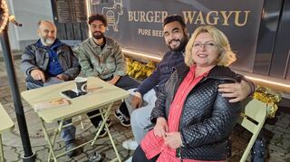 Yasin Sarica (2. von rechts) mit seiner Schwiegermutter Songül Isikyol und seinem Schwiegervater Mustafa Isikyol (links) und seinem Neffen Serhart Akcan (2. von rechts)