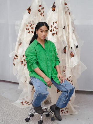 Porträt von Stephanie Comilang in ihrem Studio, Berlin 2024.