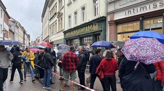 Viele Menschen warten vor der Buchhandlung „Schmitt & Hahn", um Angela Merkel live zu erleben.