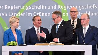 Bundesverteidigungsminister Boris Pistorius nahm auf Schloss Ettersburg an Beratungen der ostdeutschen Ministerpräsidenten teil. Es ging um die Verteidigungsfähigkeit.