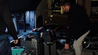 Umstiegsaction mit Rollis am Frankfurter Busbahnhof vor dem Flug von Frankfurt nach Mallorca.