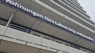 Im Zollhof-Hochhaus in Ludwigshafen fallen seit einer Woche die Aufzüge aus. Bewohner, die nicht so mobil sind, sind gewissermaßen in den oberen Stockwerken gefangen. „Wohnungen fürs Leben“ steht über dem Eingangsbereich.
