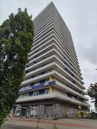 Das Zollhof-Hochhaus aus Richtung Rheinallee fotografiert.