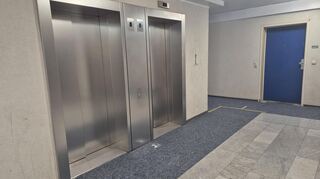 Die Aufzüge wurden erst vor einigen Monaten komplett saniert. Jetzt stehen sie schon wieder still.