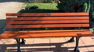 Die an den Seckenheimer Friedhof gespendete Bank von Stadträtin Marianne Seitz.