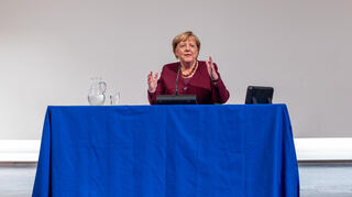 Witzig und tiefsinnig: Angela Merkel bei der DAI-Lesung in der Neuen Aula.