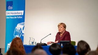 Durchaus amüsant: Angela Merkel gastiert mit dem DAI in der Aula der Neuen Universität Heidelberg.