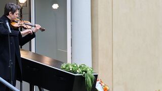 Schauspieler Sabin Tambrea spielte Geige.