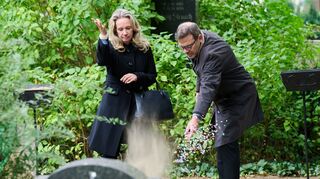 Die Beisetzung fand auf dem Dorotheenstädtischen Friedhof statt. Hier wirft Sarah Wedl-Wilson, Berliner Kultursenatorin, Konfetti.