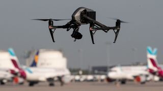 Drohnen sind für den Flugverkehr gefährlich - deshalb gilt an Flughäfen ein Flugverbot. Die Statistik zeigt aber: Die Gefährdungslage hat in den vergangenen Jahren zugenommen. (Illustration)