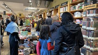 Viele Menschen standen in der Buchhandlung geduldig in der Schlange, um von Angela Merkel ein Autogramm zu erhalten.