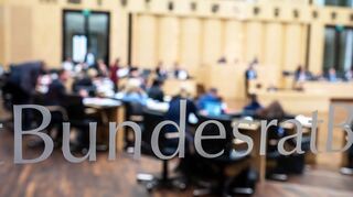 Die Länder fordern in mehreren Initiativen neue Regeln etwa zum Jugendschutz.