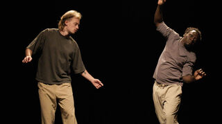 Die beiden Urban Dancer Michel Ateba und Anton Rieger stürzen sich in die Battle.