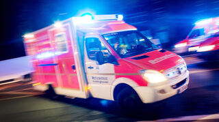 Bei dem Unfall auf der A6 bei Rauenberg wurden zwei Personen schwer verletzt und mussten in ein Krankenhaus gebracht werden (Symbolbild).