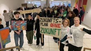 Die Protestierenden vorn kämpfen für einen Erhalt des Feudenheimer Jugendtreffs.