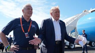 US-Präsident Trump (r) trifft mit der Air Force One zu seinem Besuch beim Ryder Cup ein.