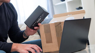 Wer von Angeboten, die als „Buy now, pay later“ bekannt sind, Gebrauch macht, sollte unbedingt darauf achten, dass der Zahlungsaufschub oder der Kauf auf Raten nicht mit weiteren Kosten verbunden ist.