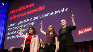 Das neue Spitzentrio der Partei Die Linke (v.l.n.r.): Mersedeh Ghazaei, Amelie Vollmer und Kim Sophie Bohnen.