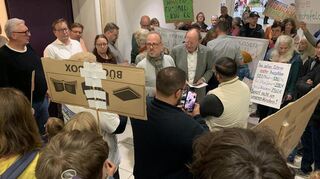 Spitzenvertreter der Mannheimer Verwaltung – in der Mitte Bildungsdezernent Dirk Grunert und Oberbürgermeister Christian Specht – sowie der Fraktionen stellen sich für etwa eine Viertelstunde den Protestierenden.