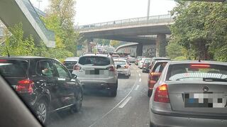 Wegen des Unfalls am Samstag auf der Kurt-Schumacher-Brücke haben sich in Mannheim lange Staus gebildet.