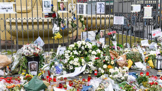 Der Mannheimer Marktplatz ist nach dem Messerangriff auf Rouven Laur auch ein Ort der Trauer geworden.